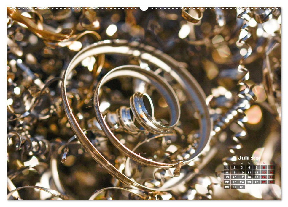 Metall - Schrott kunstvoll in Szene gesetzt (CALVENDO Premium Wandkalender 2024)