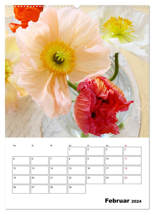 Hübsch arrangiert Blüten in der Vase (CALVENDO Wandkalender 2024)