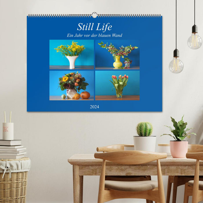 Still Life - Blumen vor der blauen Wand (CALVENDO Wandkalender 2024)